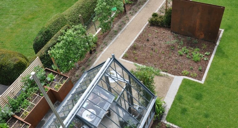 60 m² Garten mit Gewächshaus