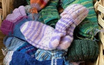 Handgestrickte Kinderschuhe aus Wolle