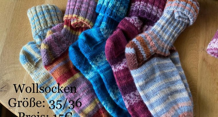 Handgestrickte Wollsocken