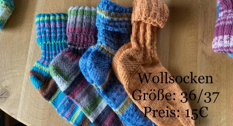 Handgestrickte Wollsocken
