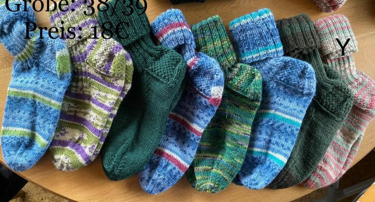 Handgestrickte Wollsocken