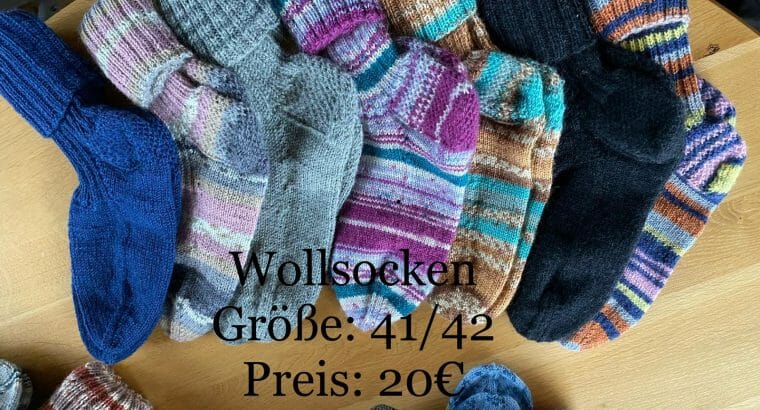 Handgestrickte Wollsocken